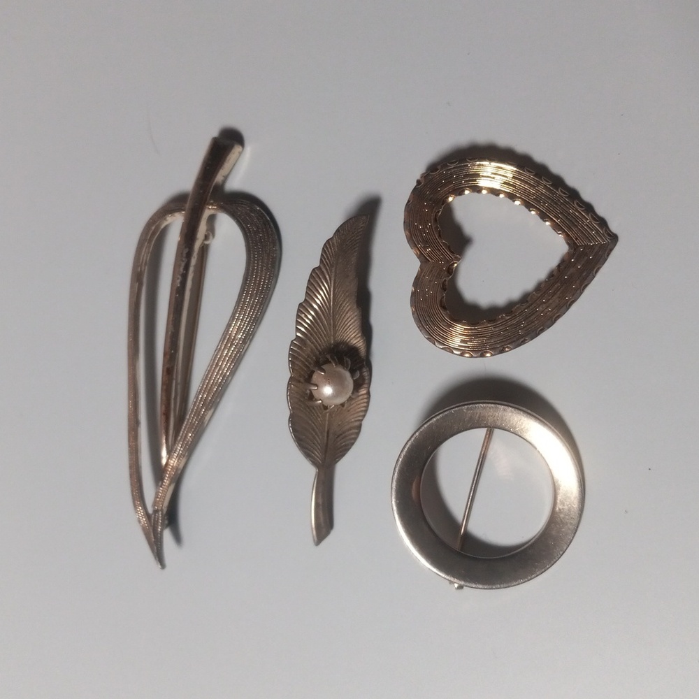 Lot of 4 costume jewelry pins. 3 unbranded, 1 sarah Coventry.